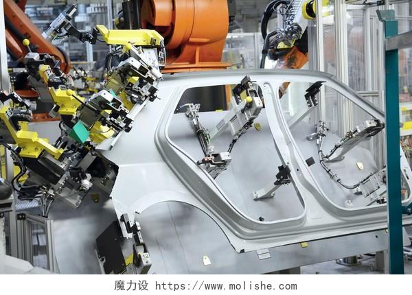 汽车制造厂的新车用金属板盖上了零件这个机器人是新车的零件